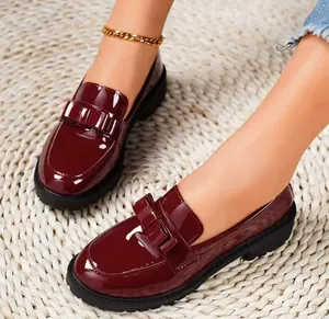 Mocassins vernis bordeaux élégants pour femme