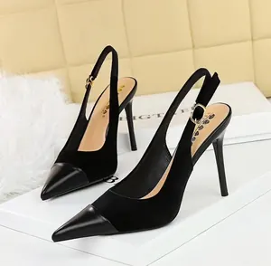 Escarpins slingback noirs à talons fins
