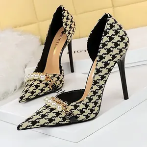 Escarpins à talons motif pied-de-poule avec perles