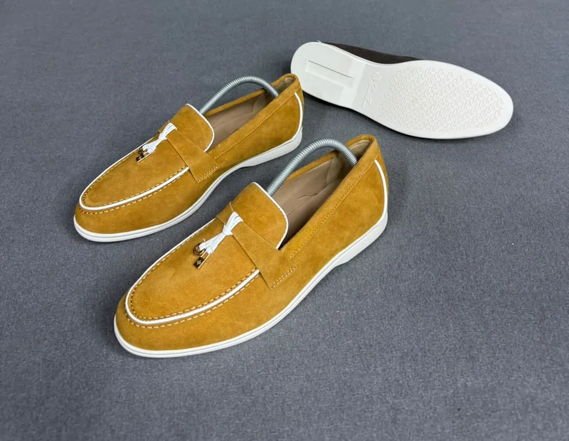 Mocassins Homme en Daim avec Pompons – Chaussures Élégantes Slip-On Camel
