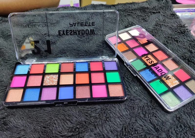 Huda Beauty 21-Color Eyeshadow Palette