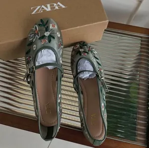 Bal Titre : Ballerines Mary Jane brodées à motif floral – Vert sauge – Zara