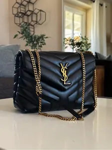 Sac bandoulière matelassé noir avec chaîne dorée