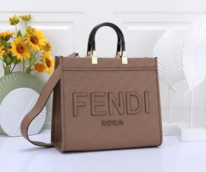 Sac à main grand format beige style moderne