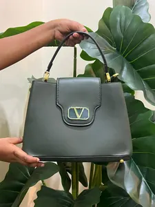 Sac à main gris élégant avec fermeture métallique dorée