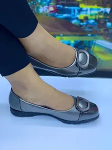 Ballerines gris métallisé avec boucle décorative