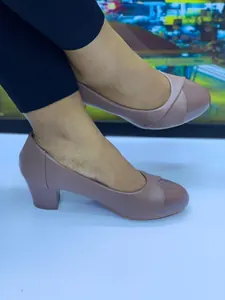 Escarpins nude à talon moyen élégants