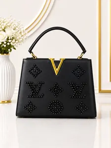 Sac à main noir élégant avec détails dorés