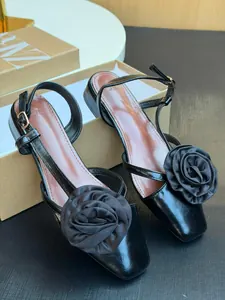 Sandales plates noires à fleur décorative pour femme