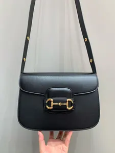 Sac Bandoulière Élégance Noire à Fermoir Doré