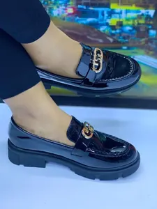 Mocassins vernis noirs avec boucle dorée